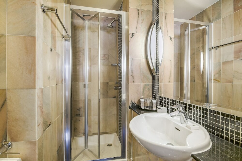 Фото Langham Court Hotel