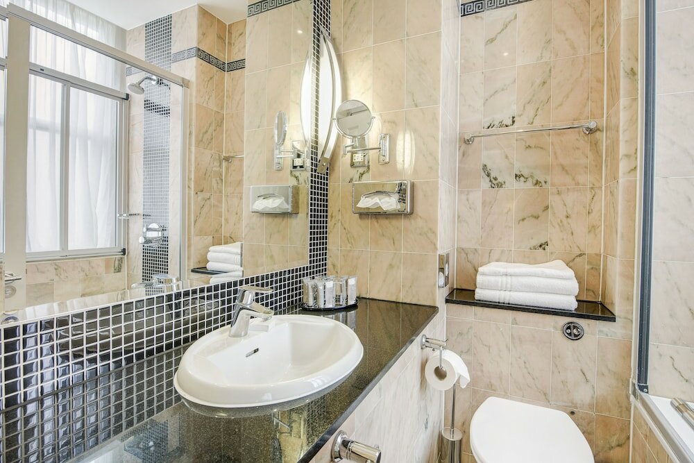 Фото Langham Court Hotel