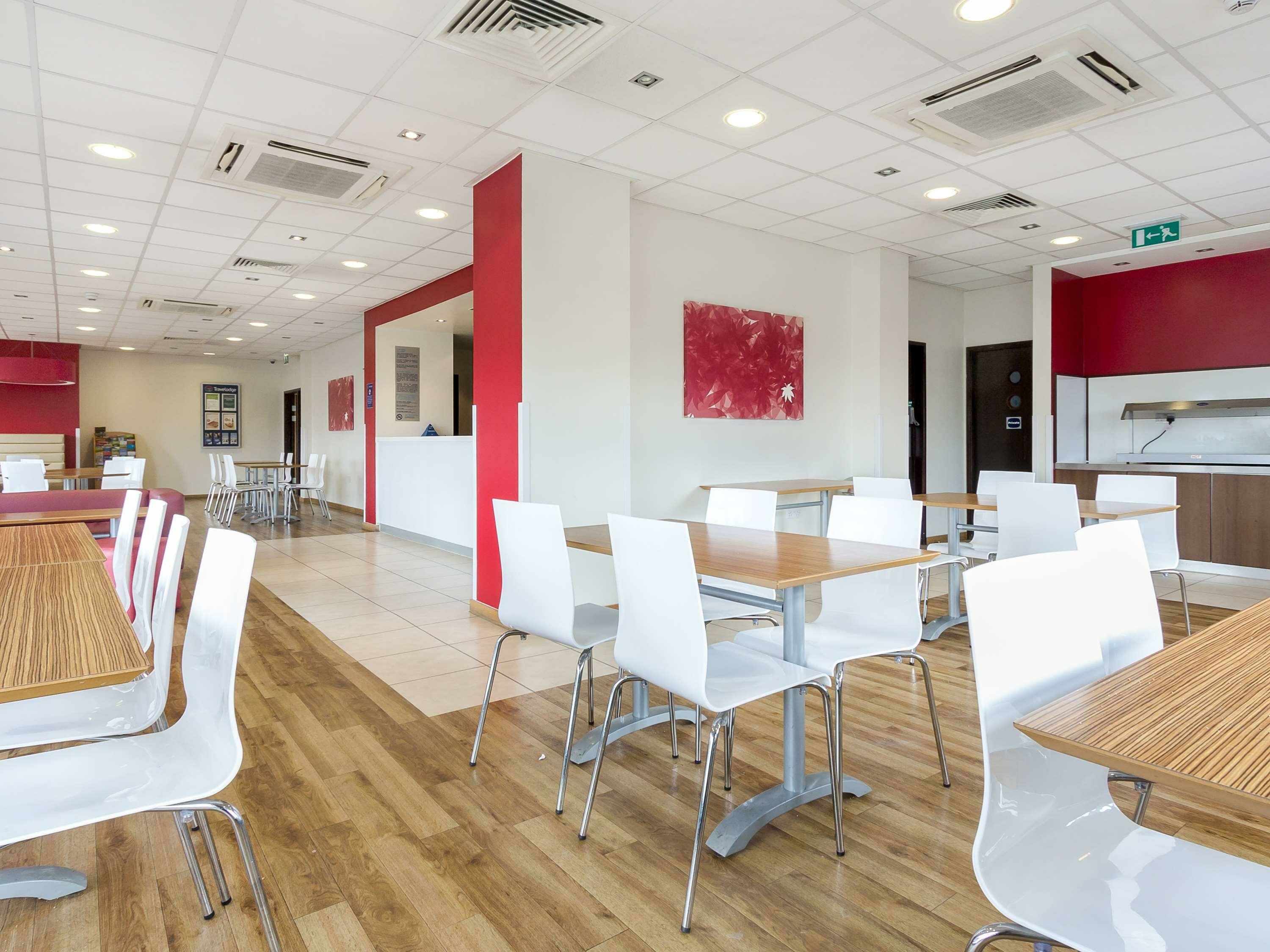 Фото Travelodge Camberley Central