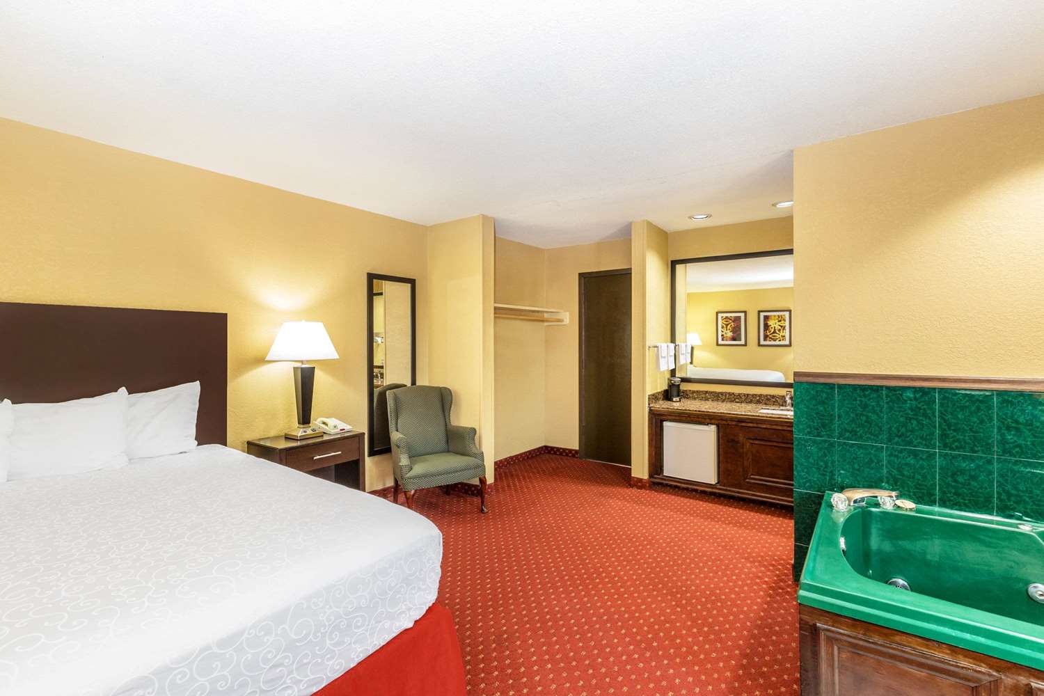 Фото Days Inn & Suites by Wyndham Coralville Iowa City