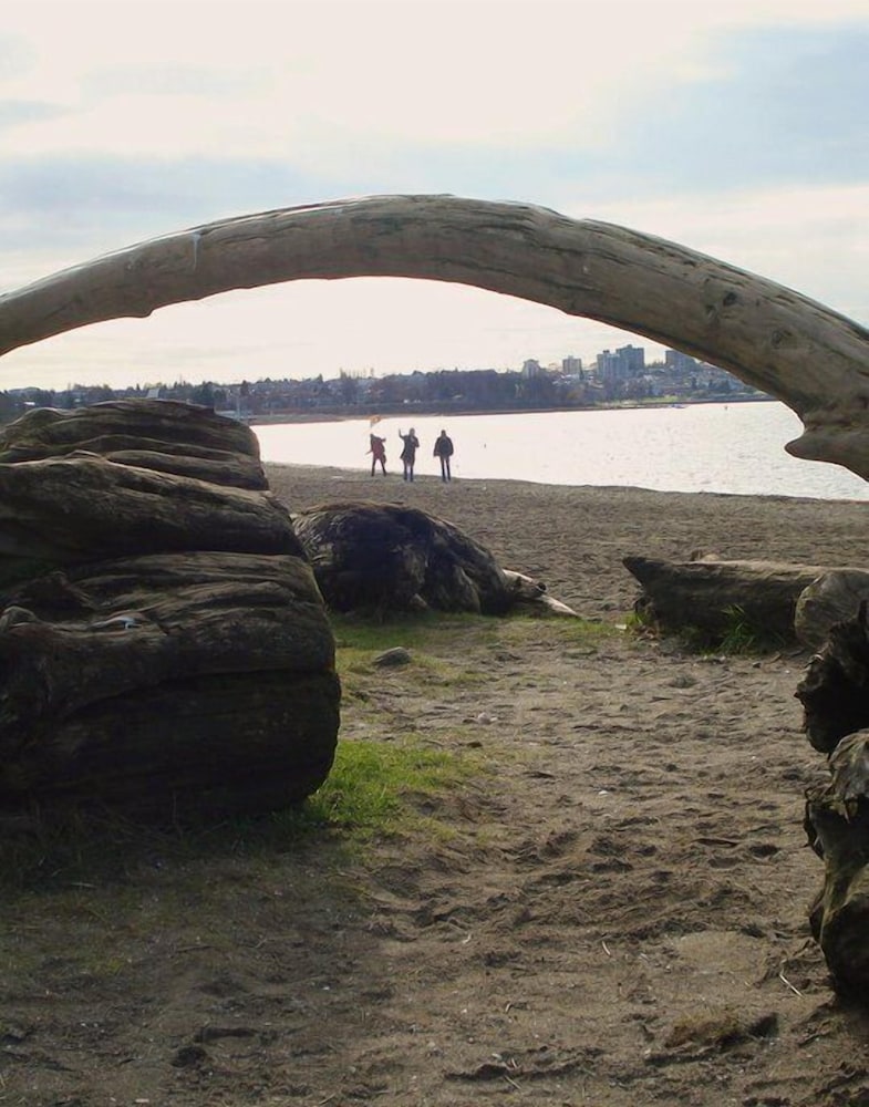 Фото English Bay Hotel