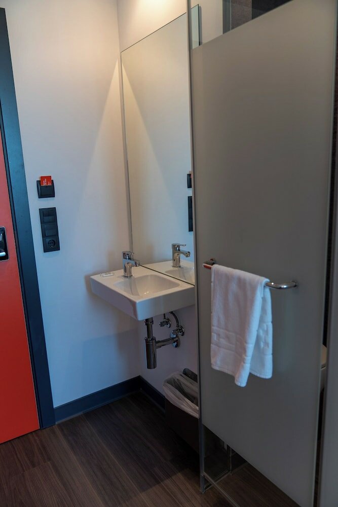 Фото EasyHotel Málaga City Centre