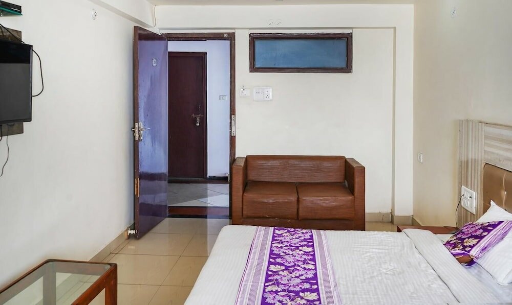 Фото Lals Plaza Hotel