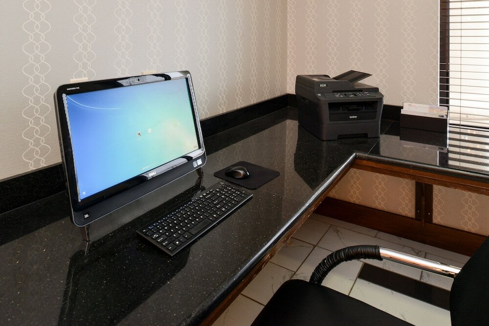 Фото Holiday Inn Express & Suites Greenfield, an Ihg Hotel