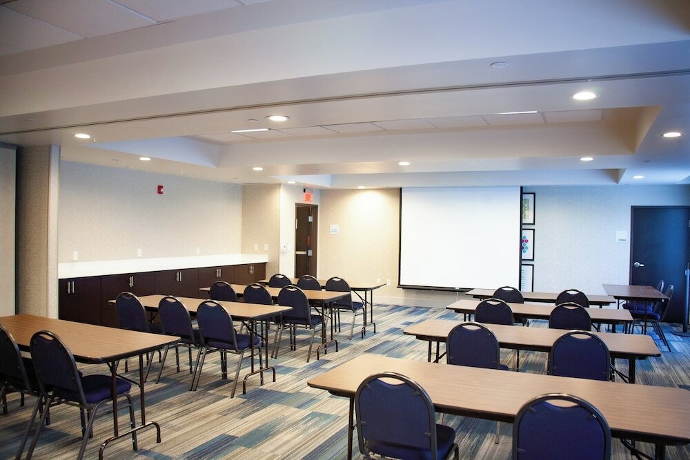 Фото Holiday Inn Express and Suites Overland Park, an Ihg Hotel