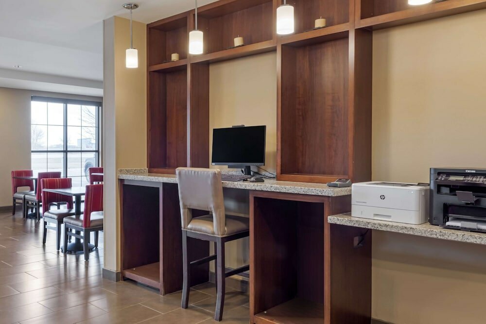 Фото Comfort Suites and Conference Center