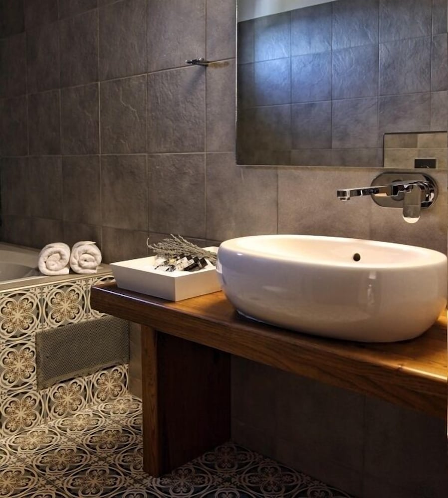 Фото Theta Hotel