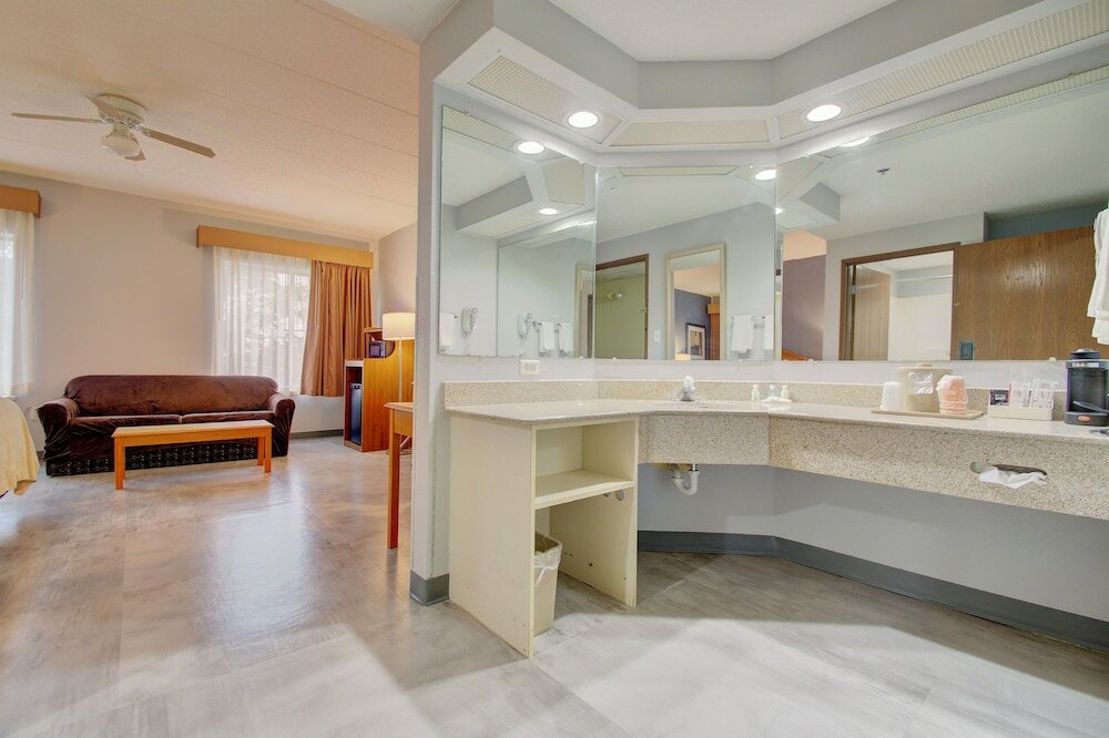 Фото Quality Inn & Suites Cvg Airport