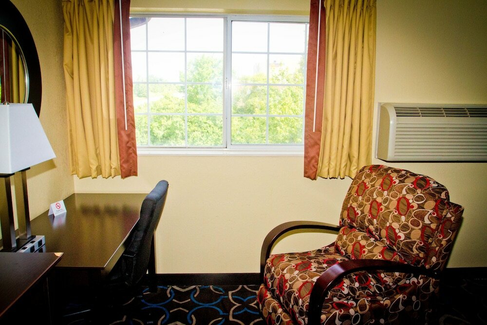 Фото Super 8 by Wyndham Kansas City