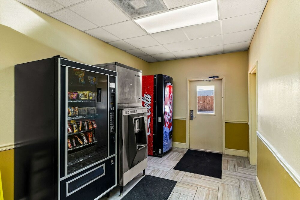 Фото Super 8 by Wyndham Bay City