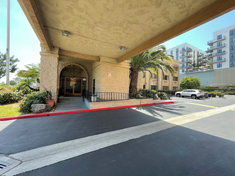 Фото Portside Inn & Suites