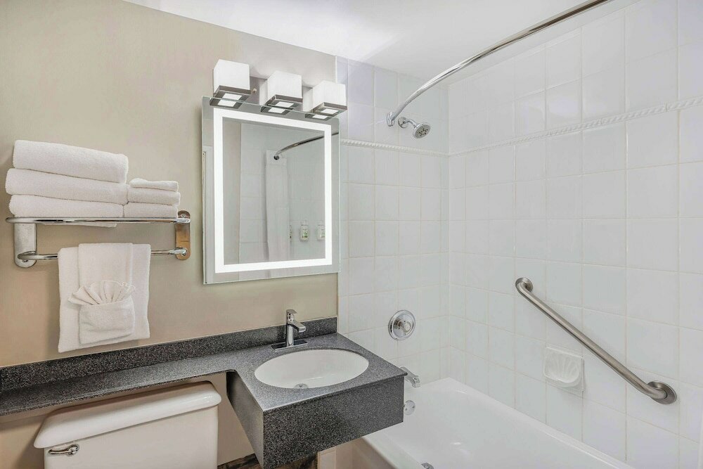 Фото Days Inn by Wyndham Victoria On The Harbour