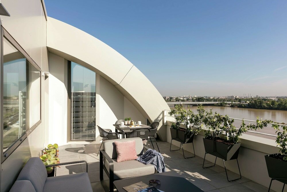 Фото Hilton Garden Inn Bordeaux Centre