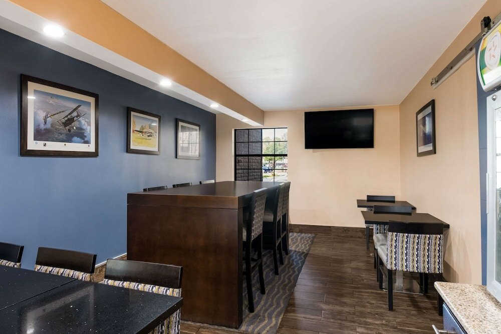 Фото Quality Inn & Suites Airport