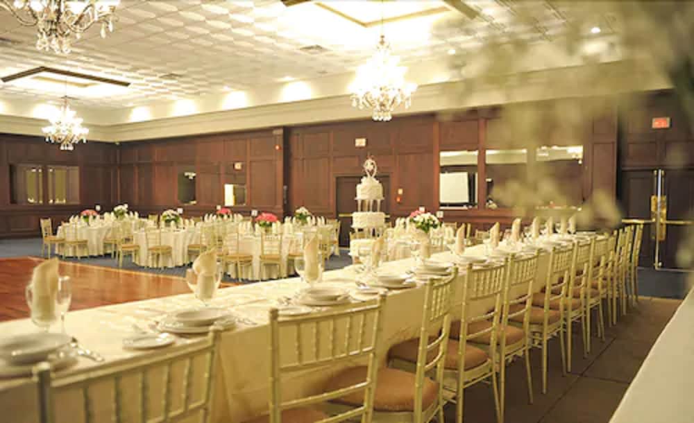 Фото Montecassino Hotel and Event Venue