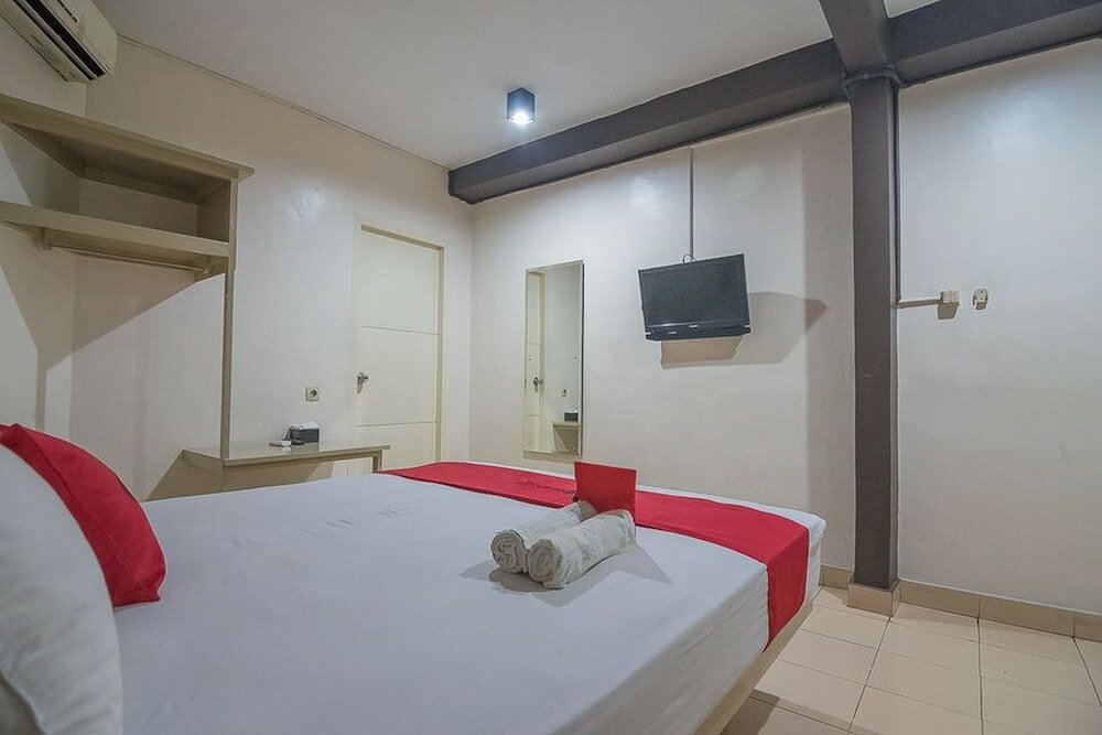 Фото RedDoorz plus near Museum Geologi Bandung