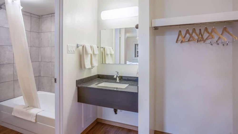 Фото Motel 6 Camrose, Ab