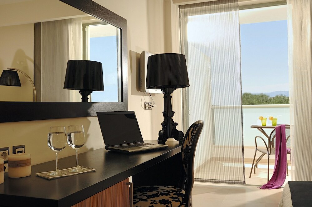 Фото Angela Suites Boutique Hotel