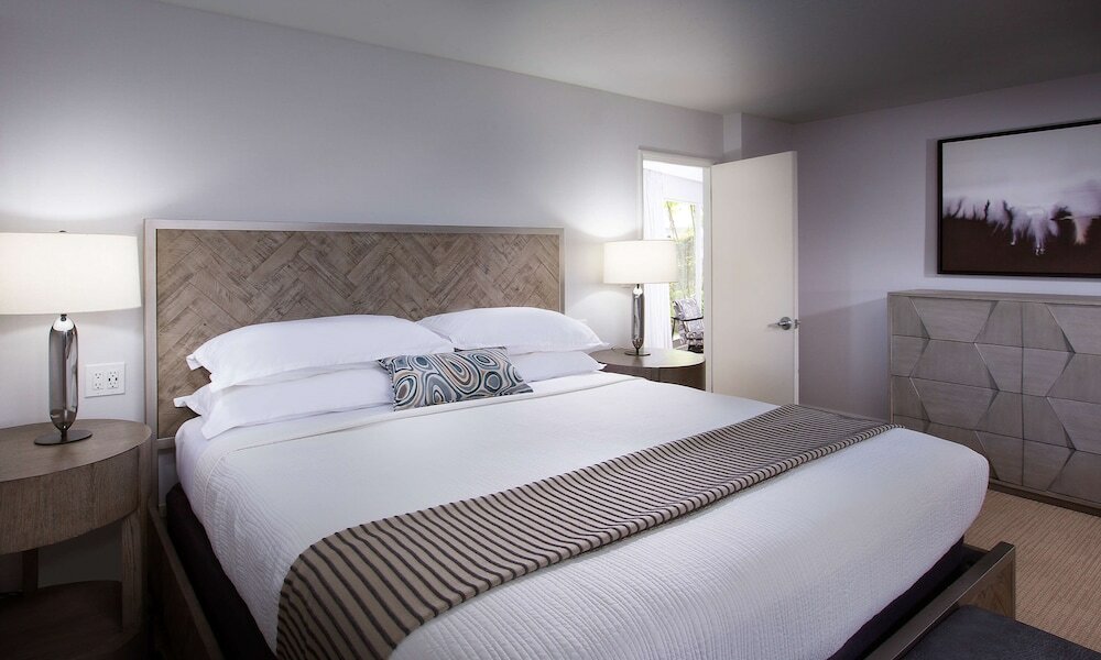 Фото West Beach Inn, a Coast Hotel