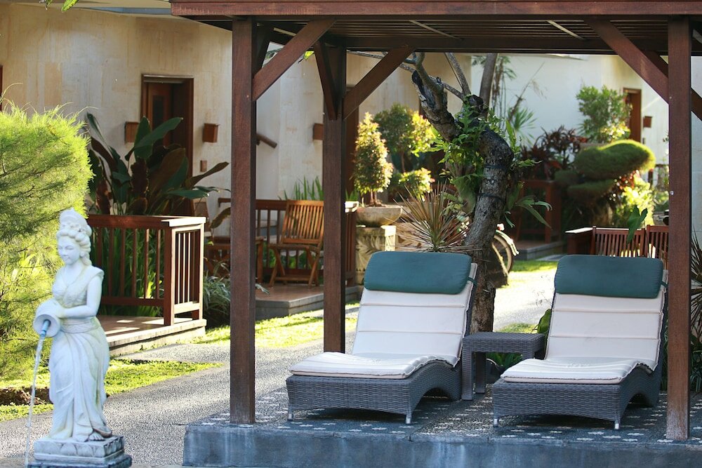 Фото Respati Beach Hotel