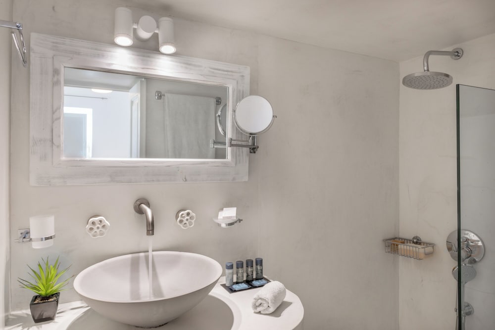 Фото On The Rocks Hotel