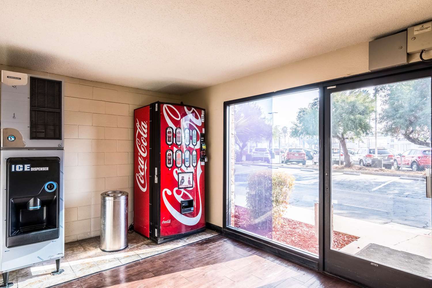 Фото Rodeway Inn & Suites