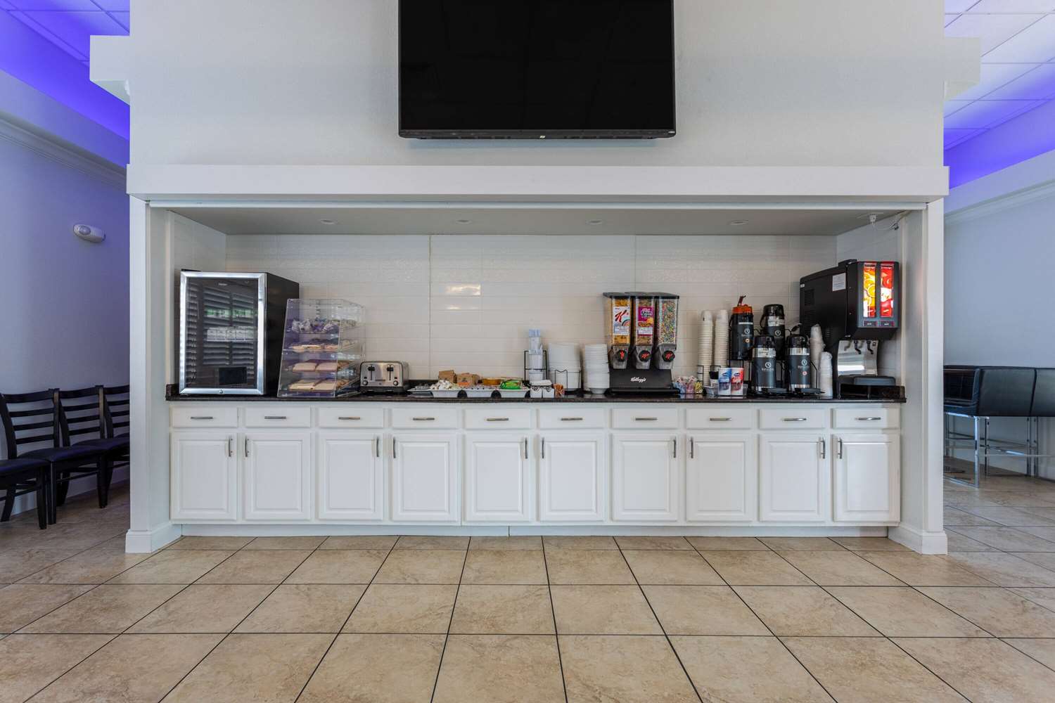 Фото Days Inn & Suites by Wyndham Lakeland