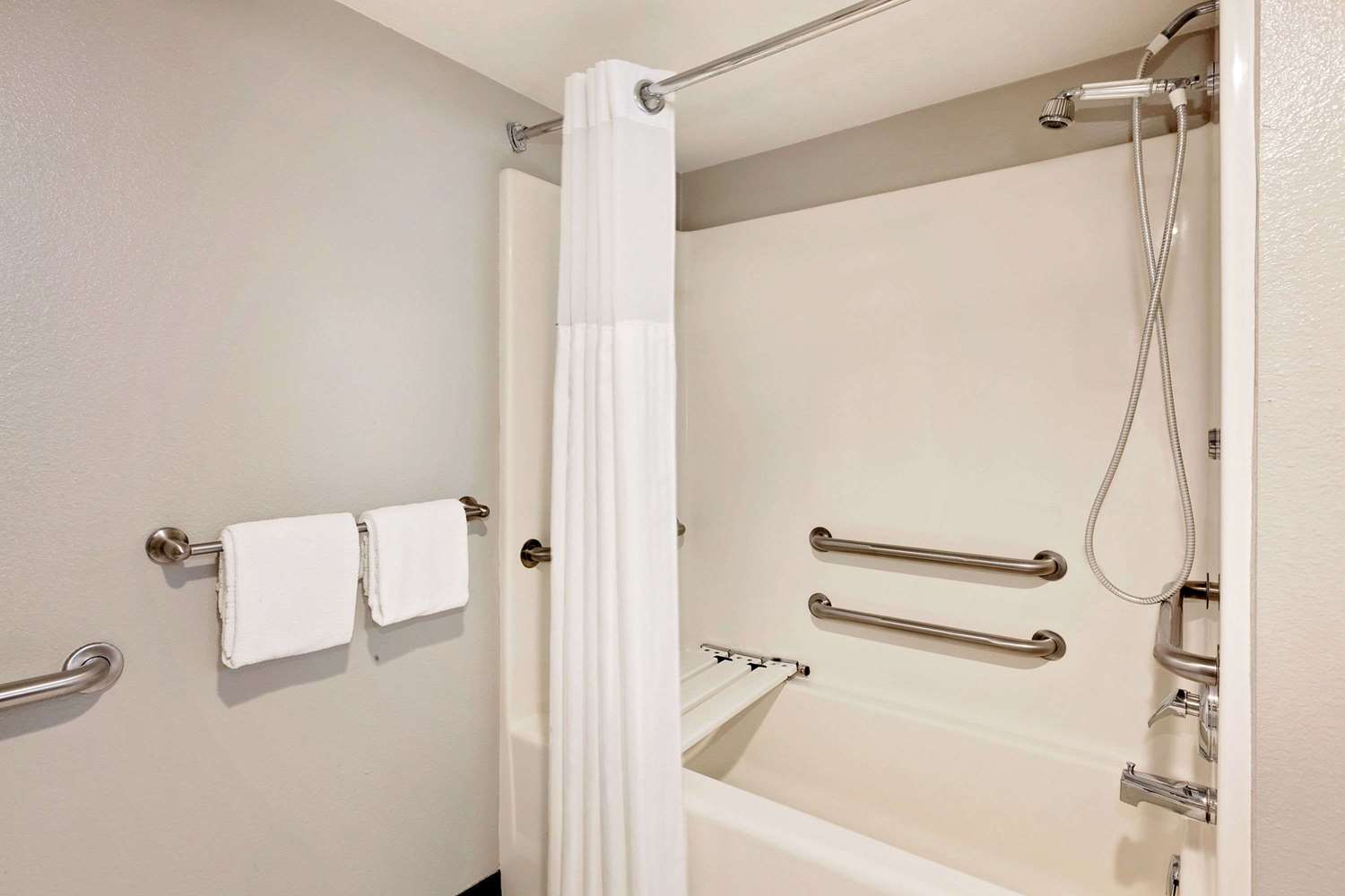 Фото Days Inn & Suites by Wyndham Arcata