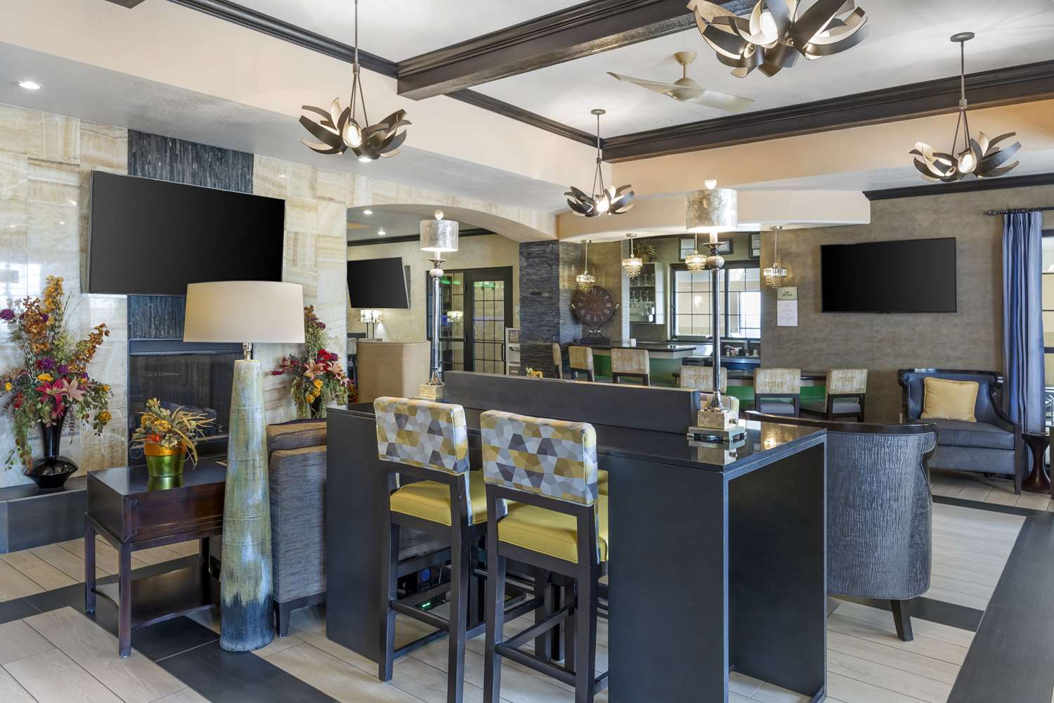 Фото Best Western Plus Emerald Inn & Suites