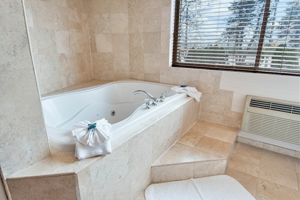 Фото Four Points by Sheraton Melville Long Island