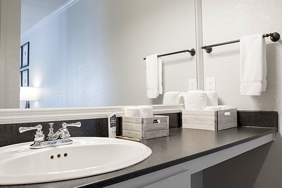 Фото Cloverleaf Suites Kansas City - Overland Park