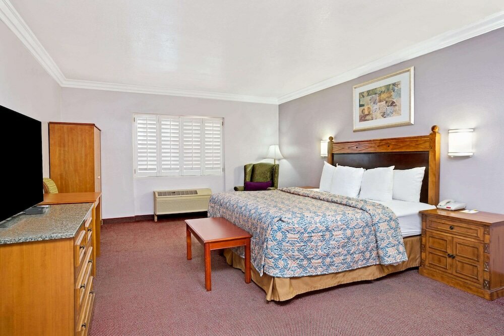 Фото Days Inn by Wyndham West Covina
