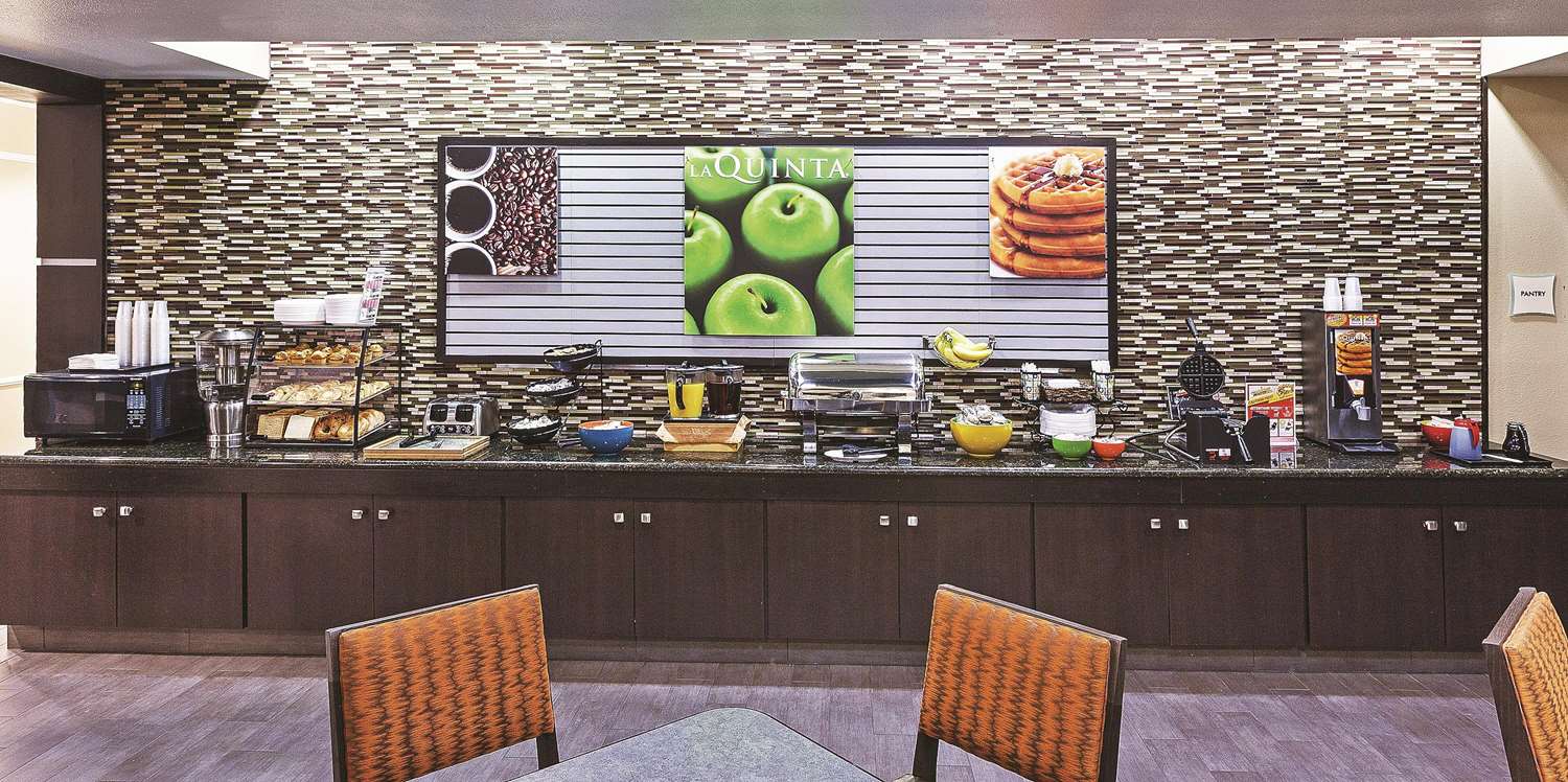 Фото La Quinta Inn & Suites by Wyndham Houston Hobby Airport