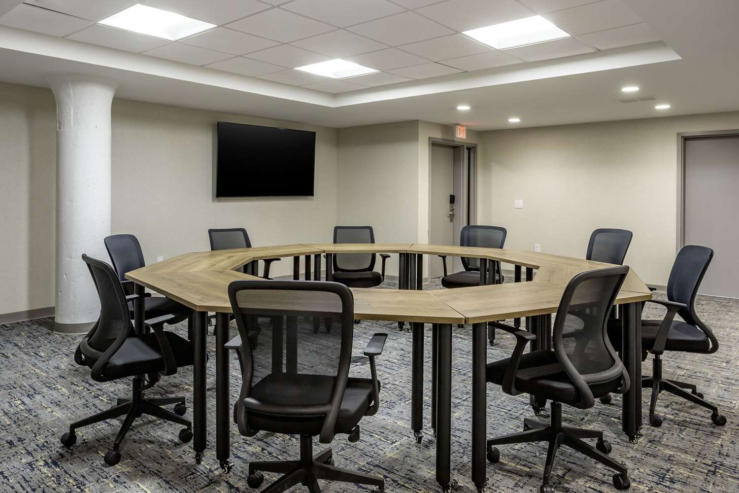 Фото Comfort Inn & Suites Newark Liberty International Airport