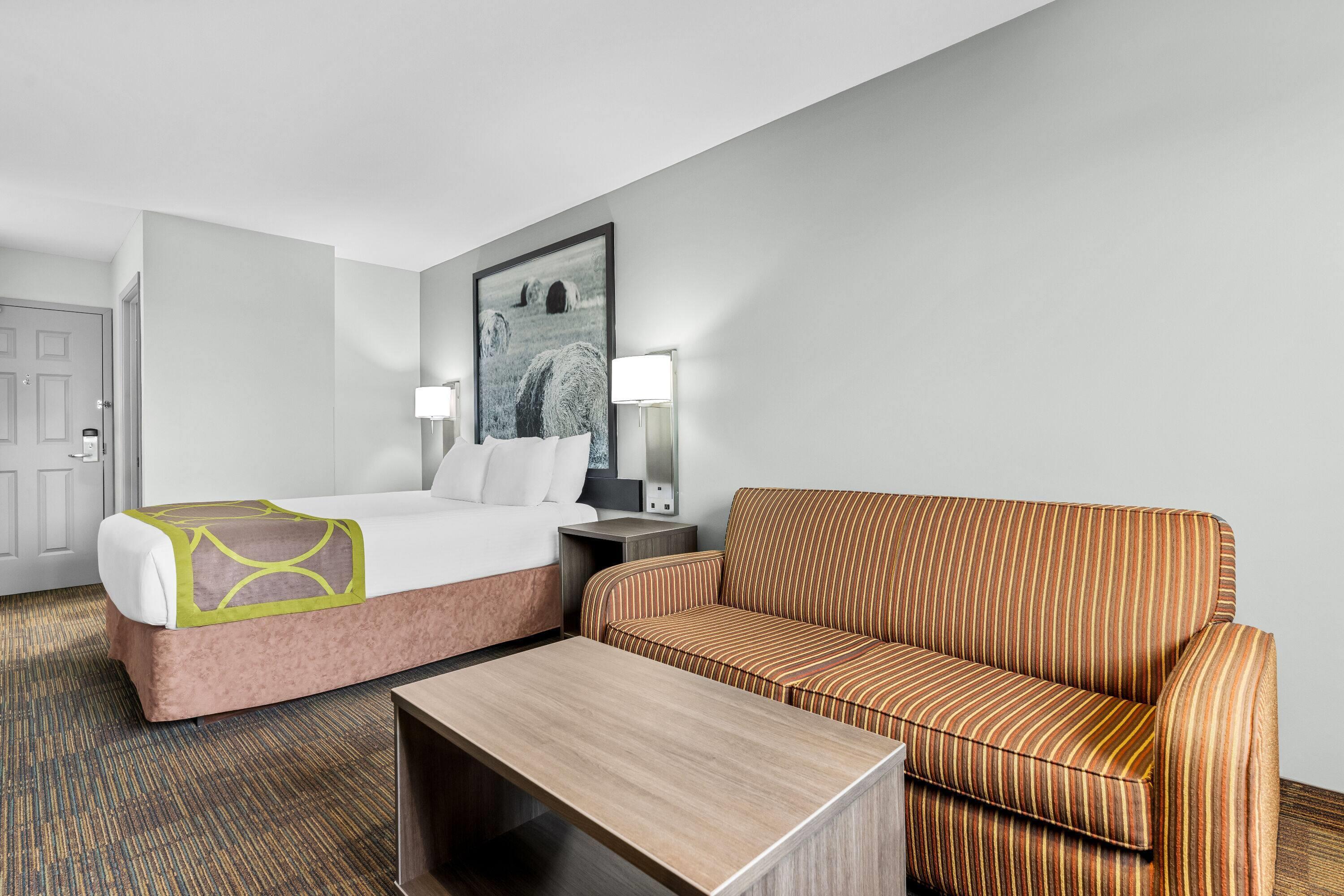 Фото Super 8 by Wyndham Saskatoon Near Saskatoon Airport