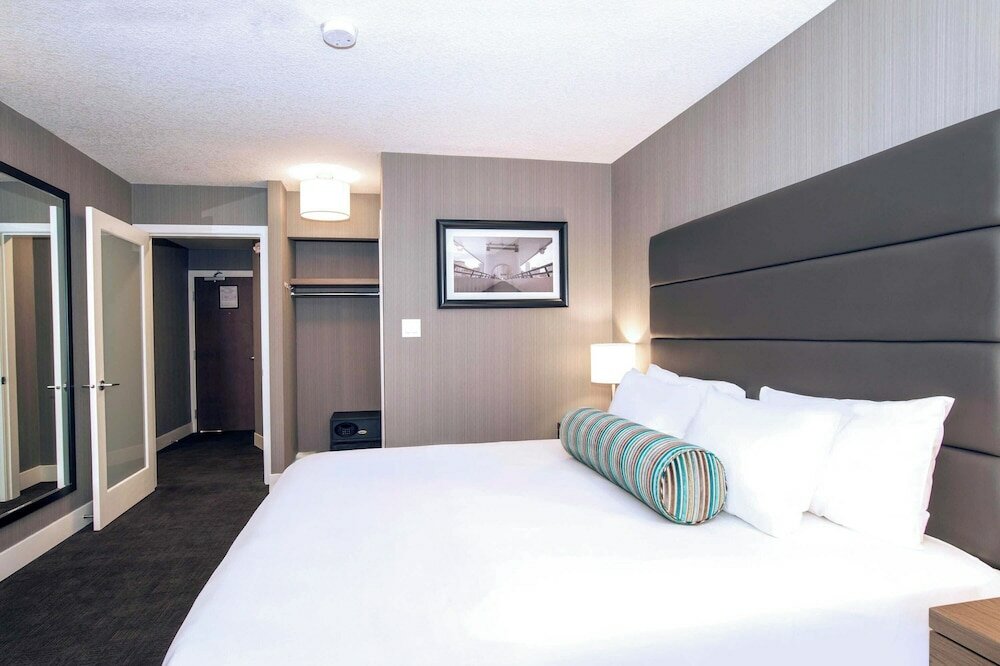 Фото Sandman Signature Calgary Downtown Hotel