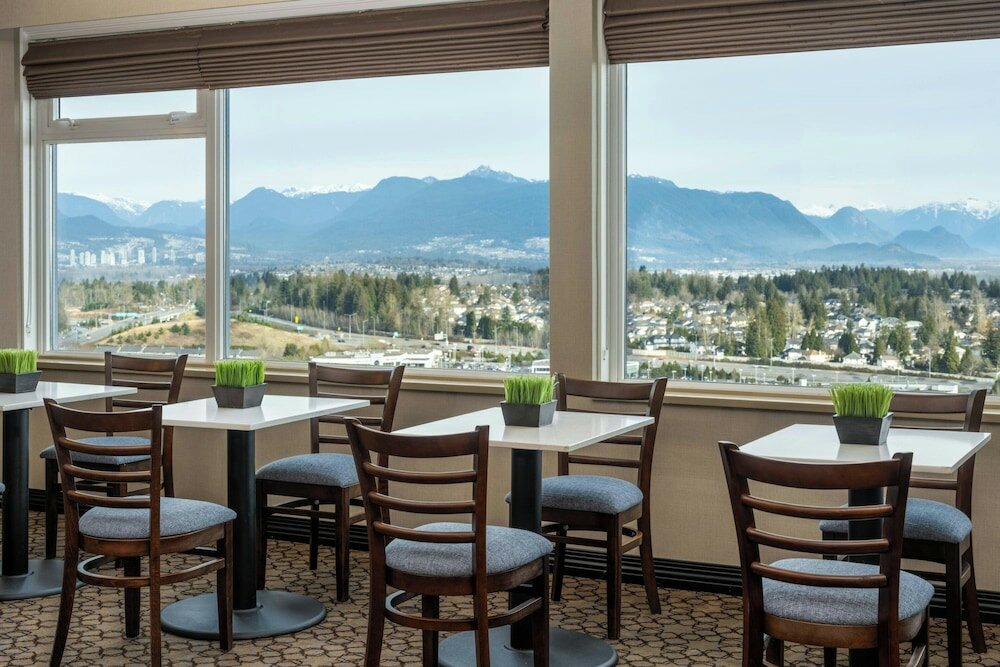 Фото Sheraton Vancouver Guildford Hotel