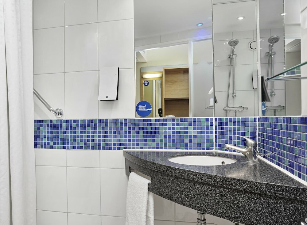 Фото Holiday Inn Express London - Newbury Park, an Ihg Hotel