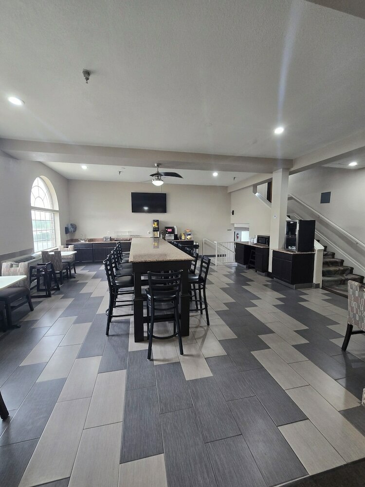 Фото Super 8 by Wyndham Kansas City