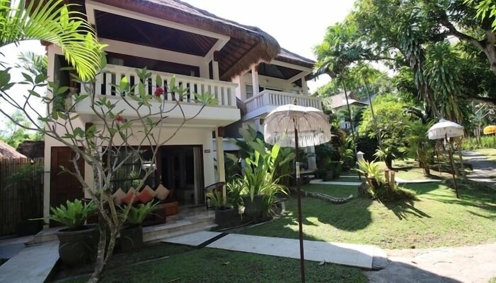Фото Bali Mystique Hotel and Apartments