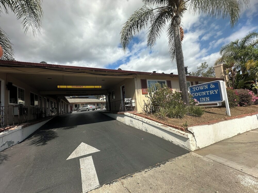 Фото Town and Country Inn