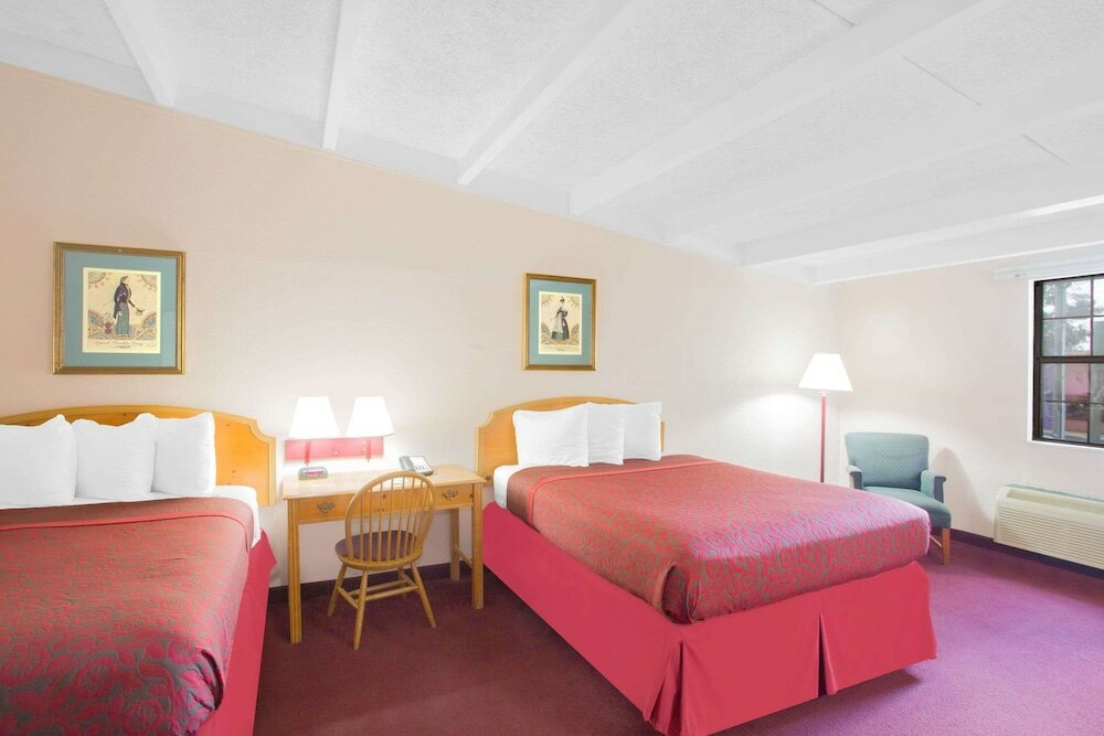 Фото Days Inn by Wyndham Tallahassee University Center
