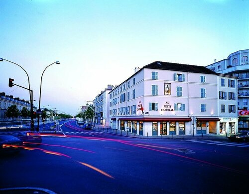 Гостиница Hôtel Au Petit Caporal в Мезоне-Альфоре