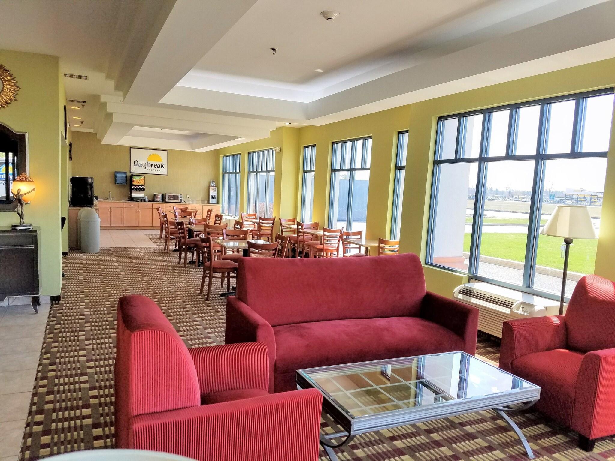 Фото Days Inn by Wyndham Windsor Locks Bradley Intl Airport