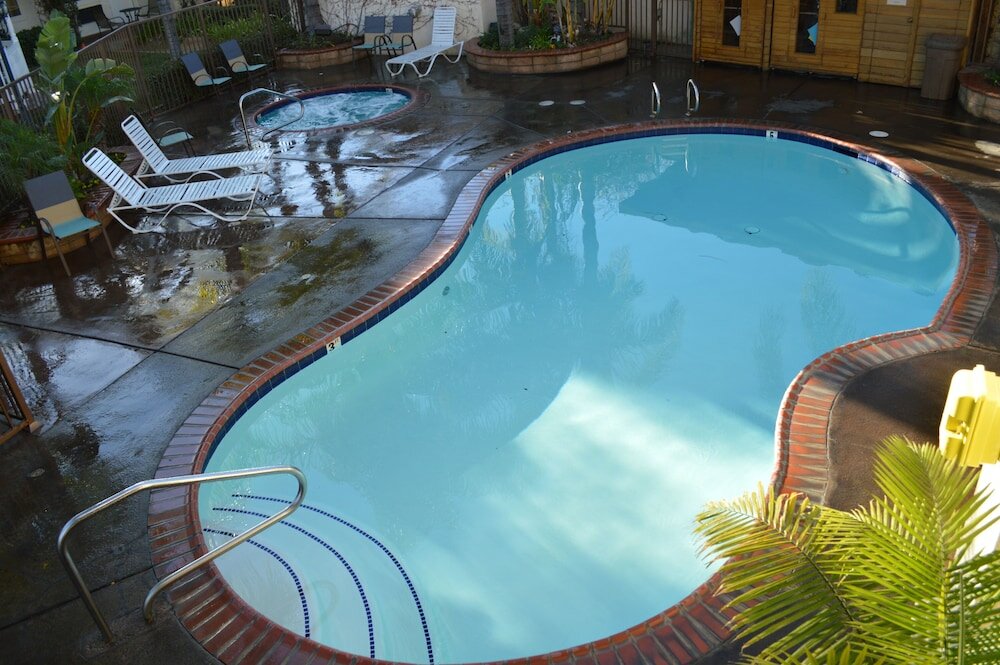 Фото Dynasty Suites Redlands