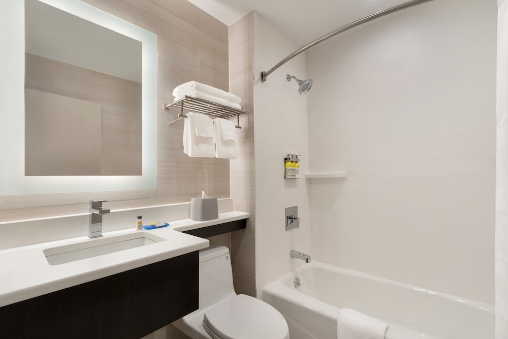 Фото Holiday Inn Express Jamaica - JFK AirTrain - NYC