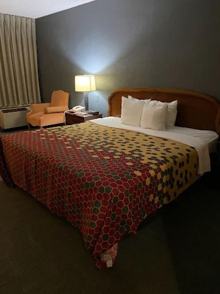 Фото Econo Lodge Inn & Suites Radford-Blacksburg Area