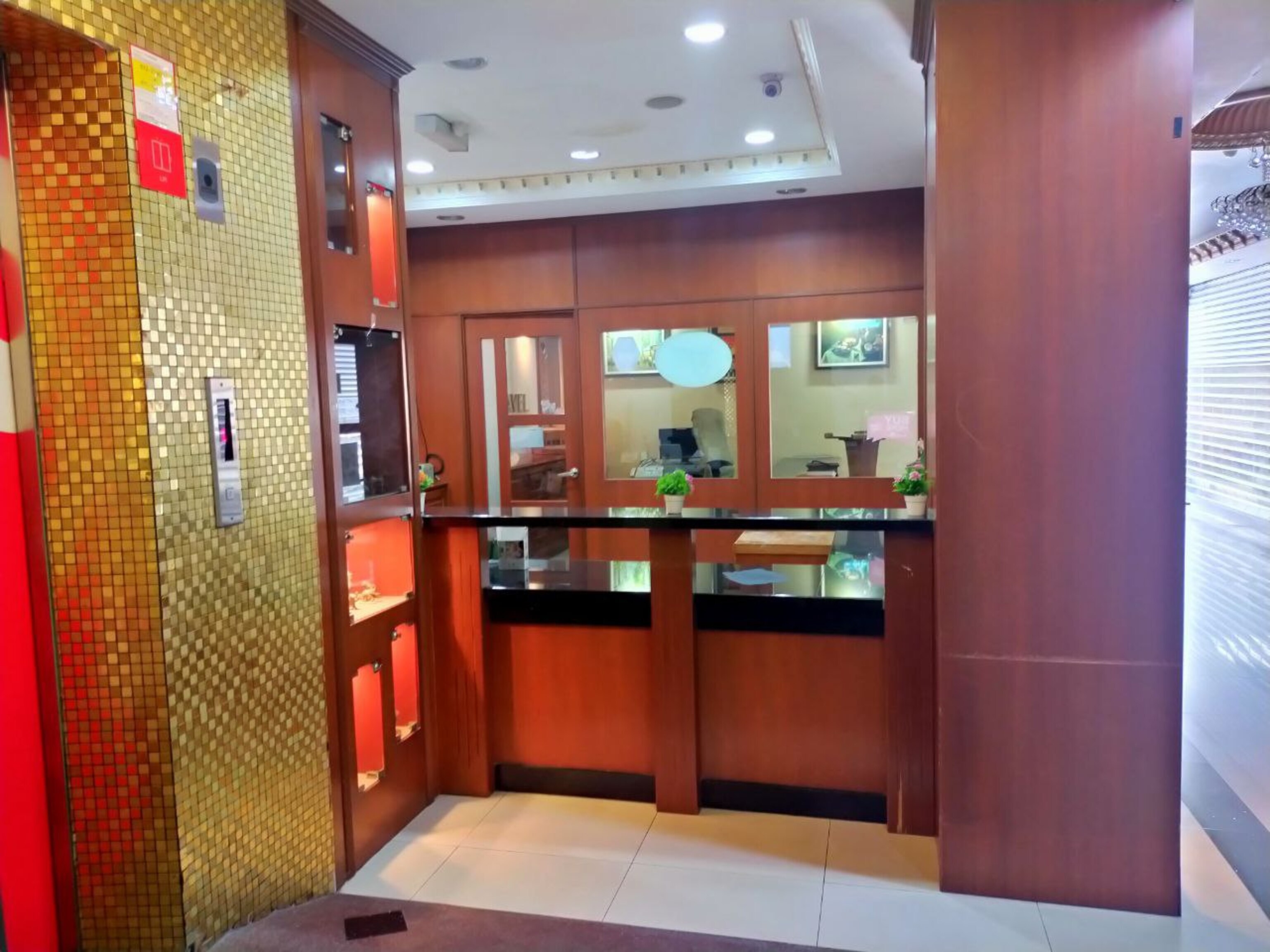 Фото Oyo 998 Queen City Hotel