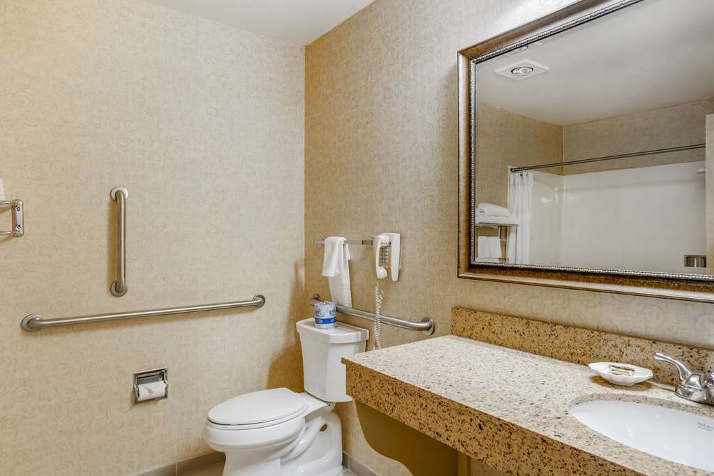 Фото Best Western Plus Revere Inn & Suites