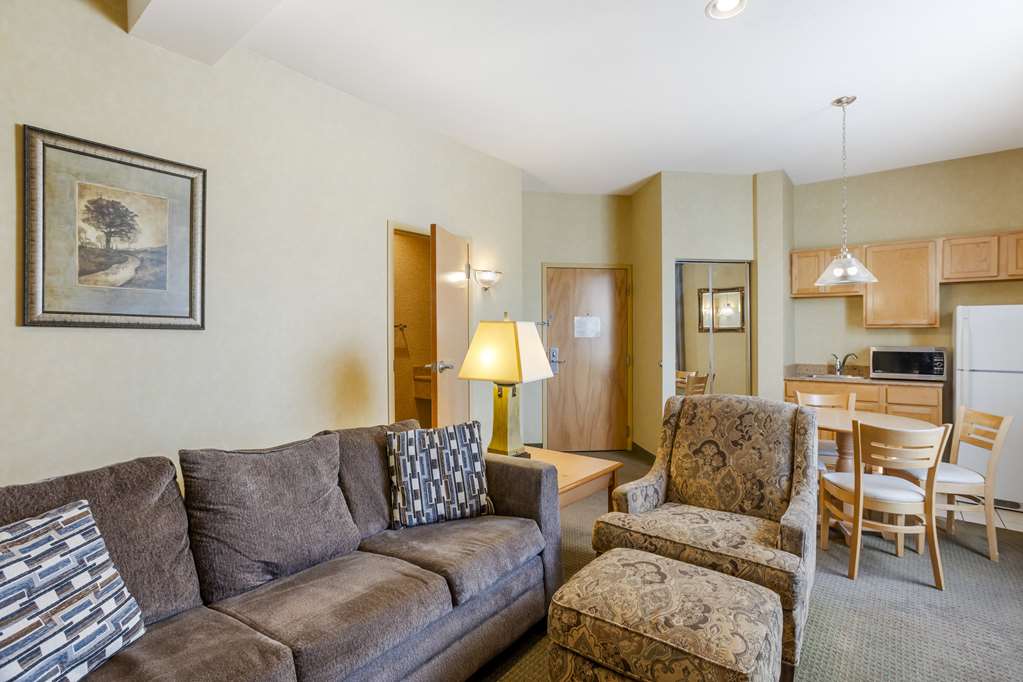 Фото Best Western Plus Revere Inn & Suites